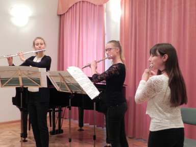 Nika Hribar, Žana Sovdat in Vita Kutin, trio flavt